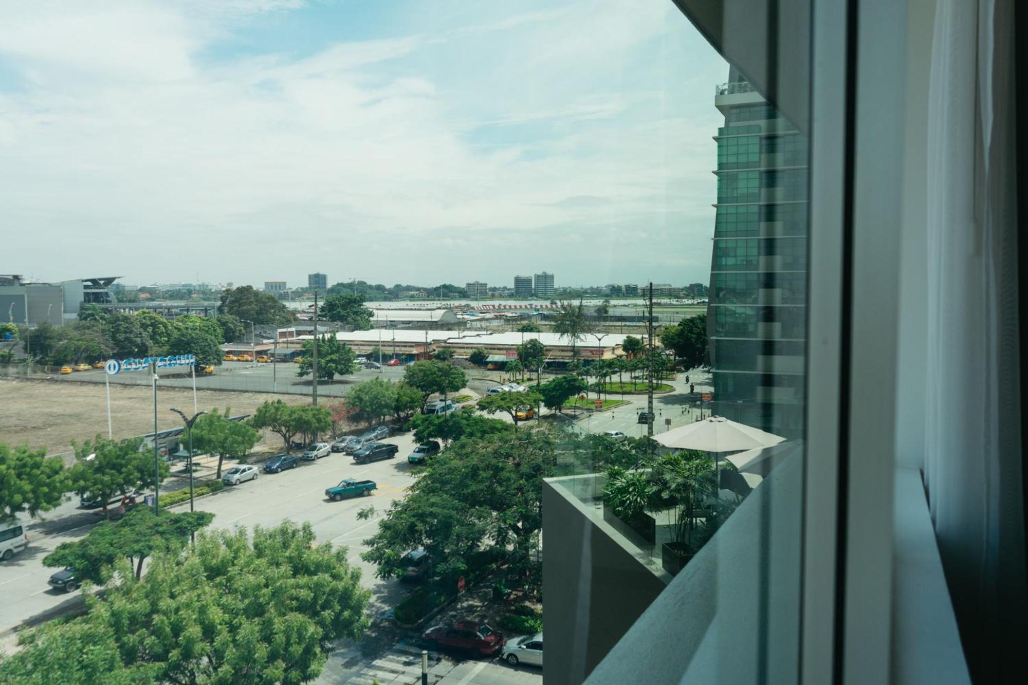 Holiday Inn Guayaquil Airport By Ihg Экстерьер фото View of the station from the nearby hotel
