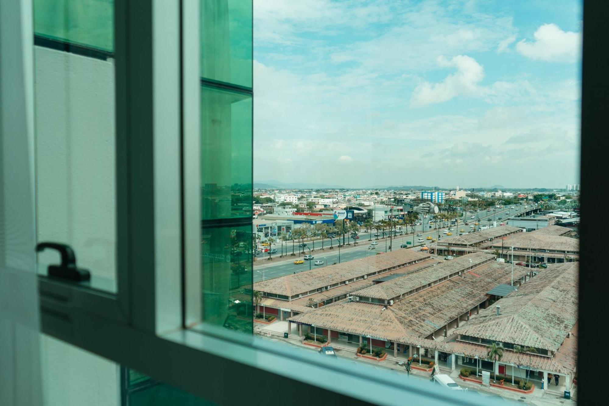 Holiday Inn Guayaquil Airport By Ihg Экстерьер фото View of the airport from the hotel