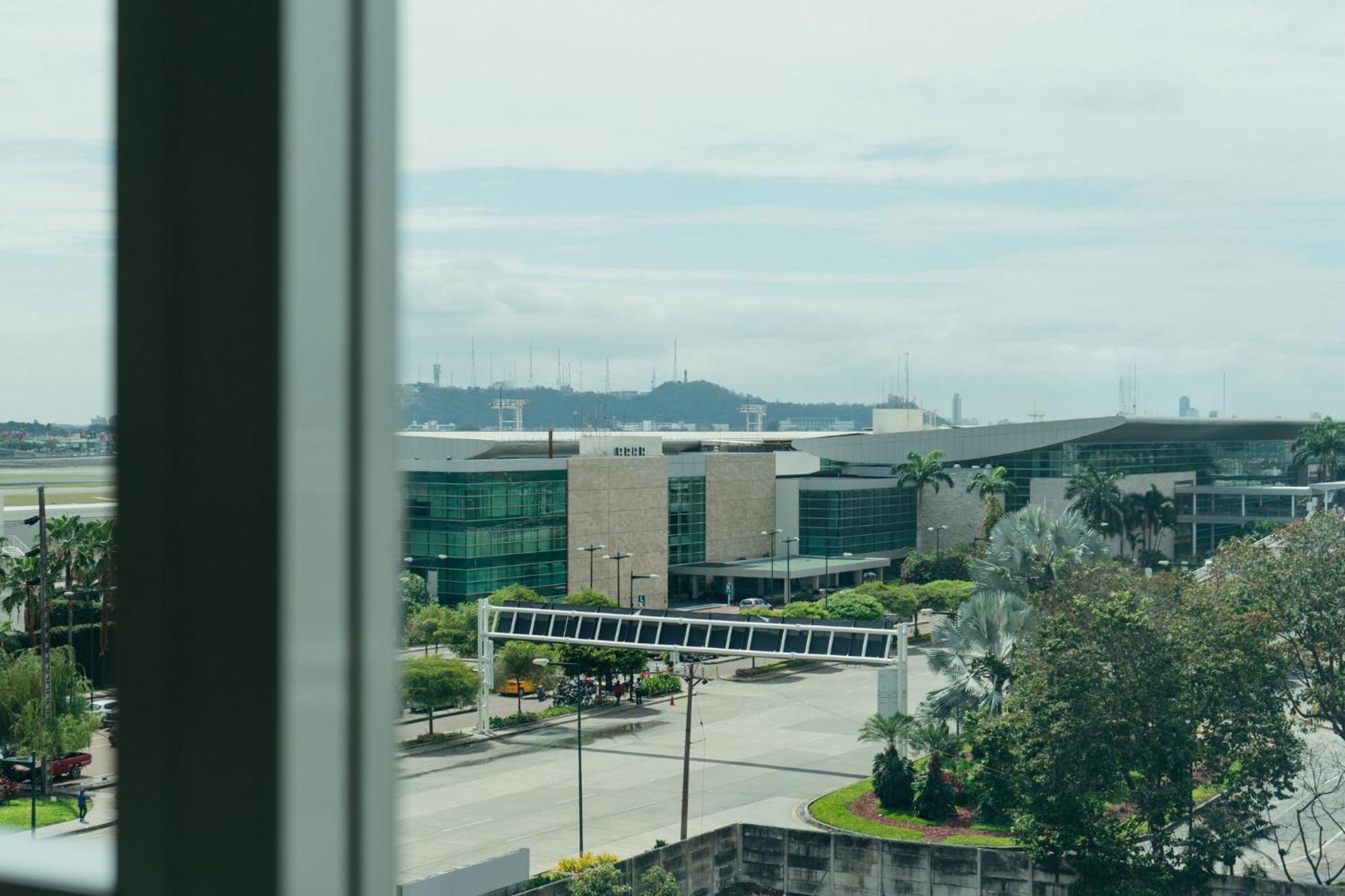 Holiday Inn Guayaquil Airport By Ihg Экстерьер фото View of the airport from the nearby hotel