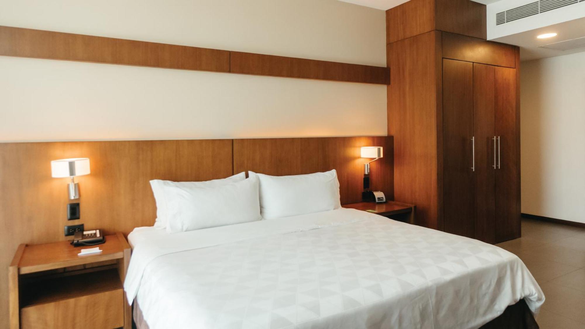 Holiday Inn Guayaquil Airport By Ihg Экстерьер фото A bedroom at the hotel