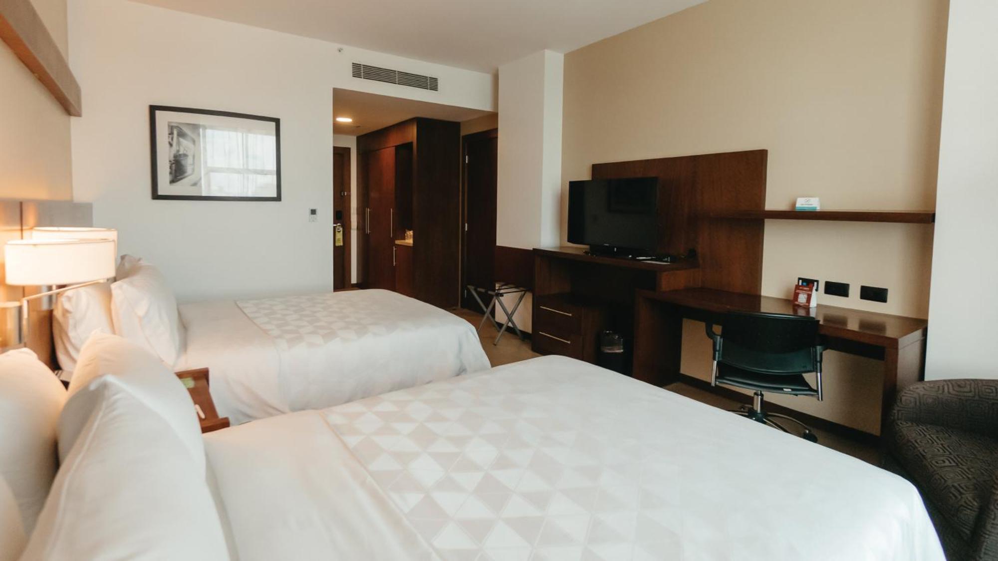 Holiday Inn Guayaquil Airport By Ihg Экстерьер фото A room at the Hilton London Heathrow