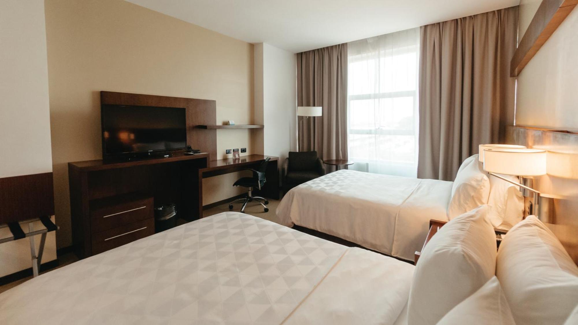 Holiday Inn Guayaquil Airport By Ihg Экстерьер фото A typical guest room at the Hilton Garden Inn in San Francisco