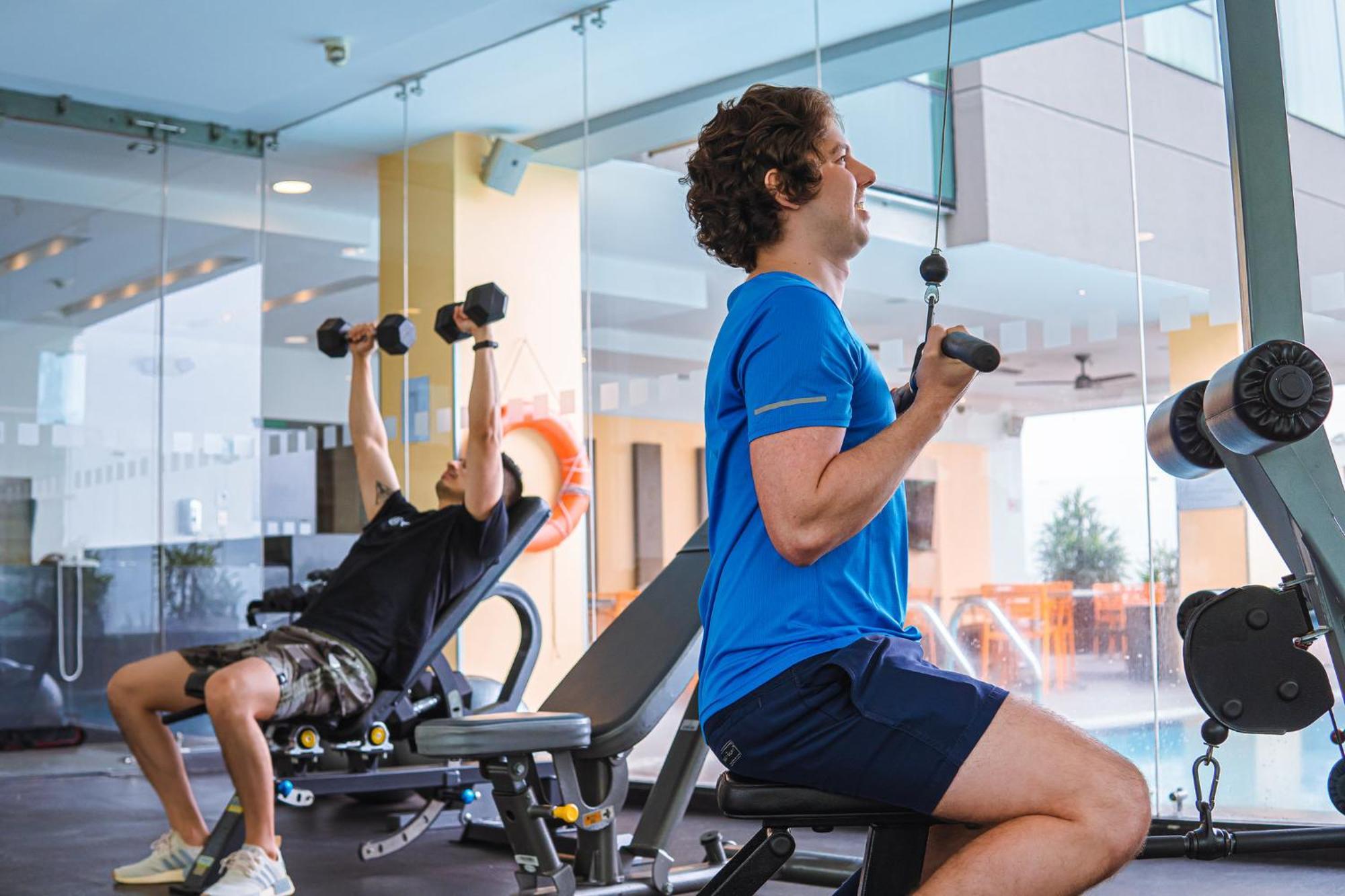 Holiday Inn Guayaquil Airport By Ihg Экстерьер фото A seated dumbbell press