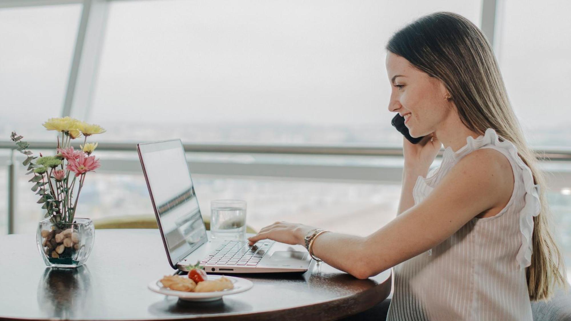 Holiday Inn Guayaquil Airport By Ihg Экстерьер фото A woman working from home