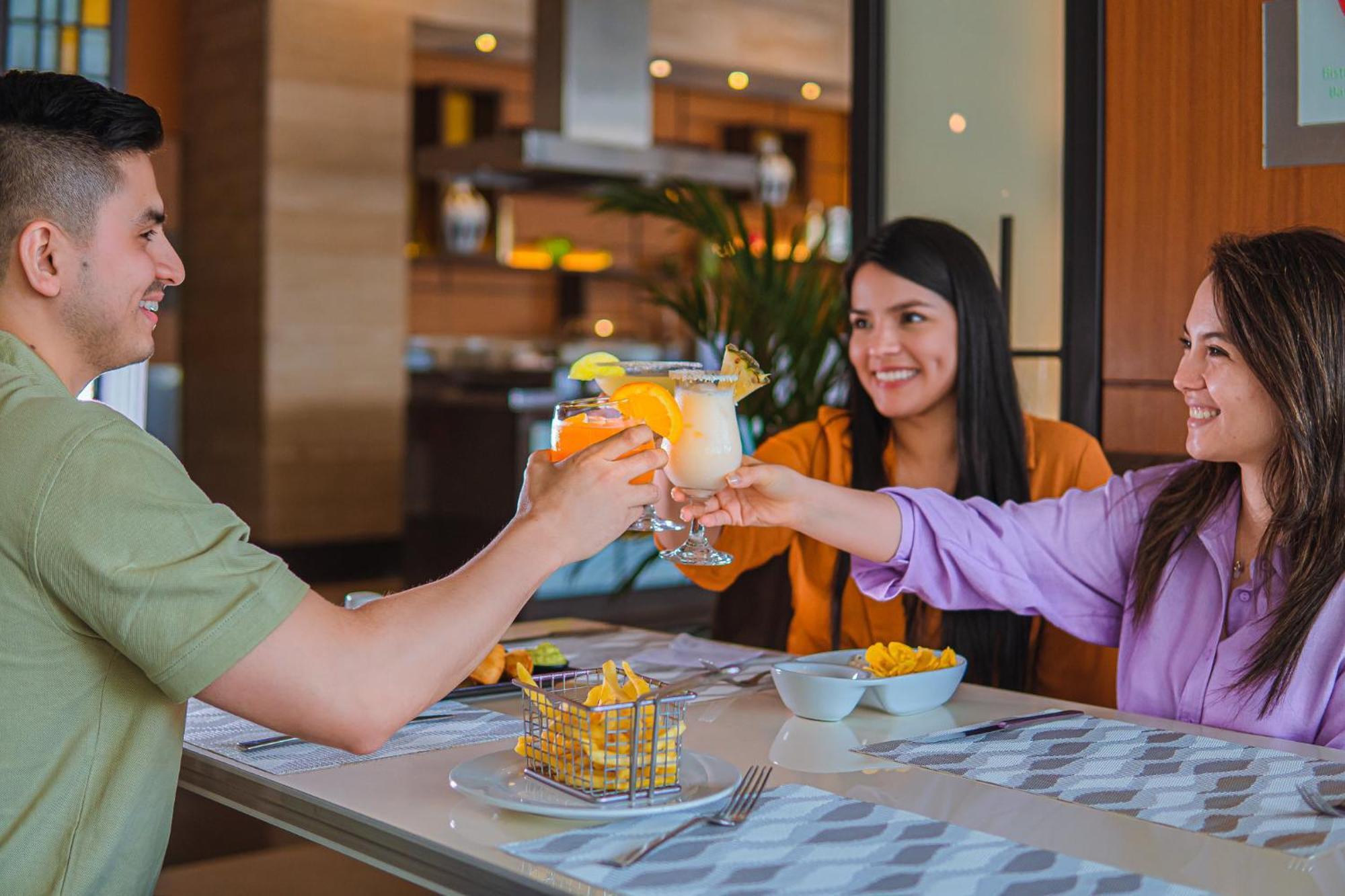 Holiday Inn Guayaquil Airport By Ihg Экстерьер фото A group of friends toasting with a margarita