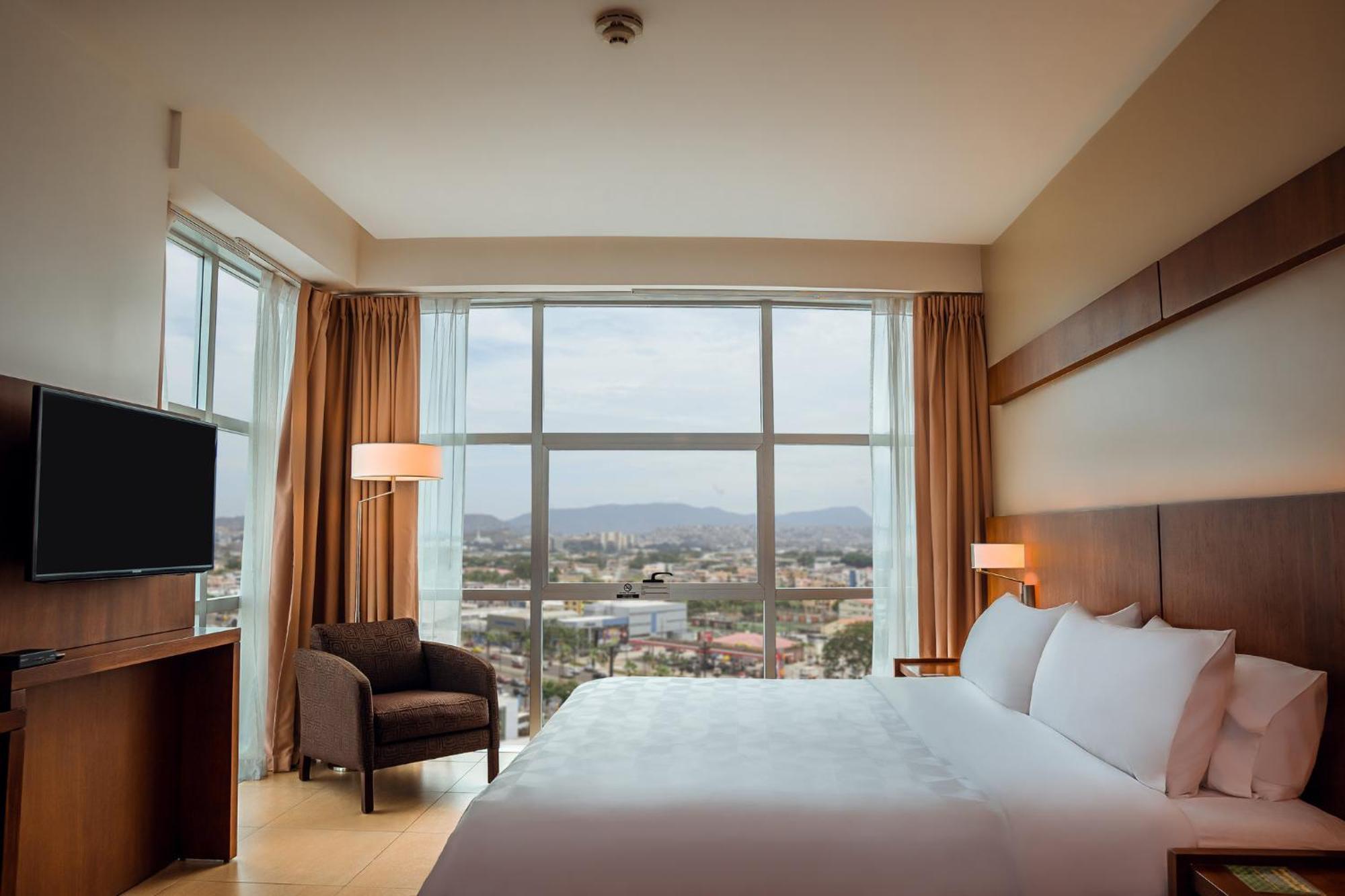 Holiday Inn Guayaquil Airport By Ihg Экстерьер фото A bedroom at the Hilton Garden Inn in Tucson, Arizona