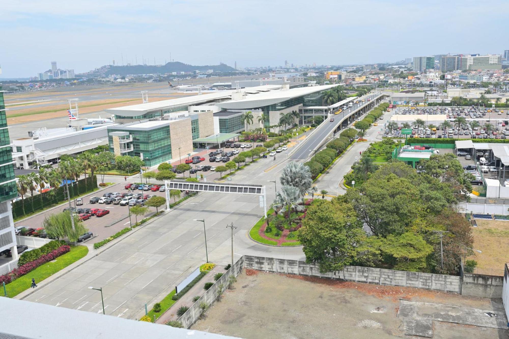 Holiday Inn Guayaquil Airport By Ihg Экстерьер фото View of the airport