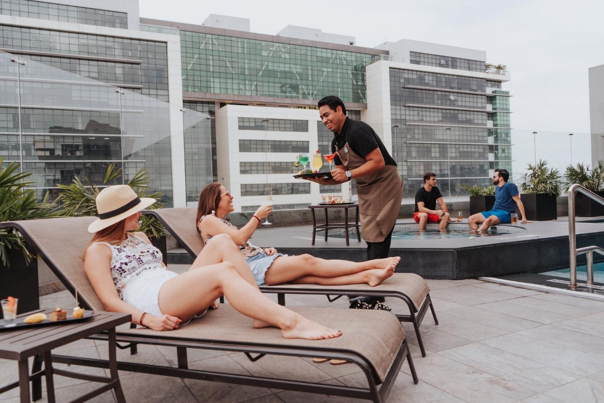 Holiday Inn Guayaquil Airport By Ihg Экстерьер фото Rooftop pool at the hotel
