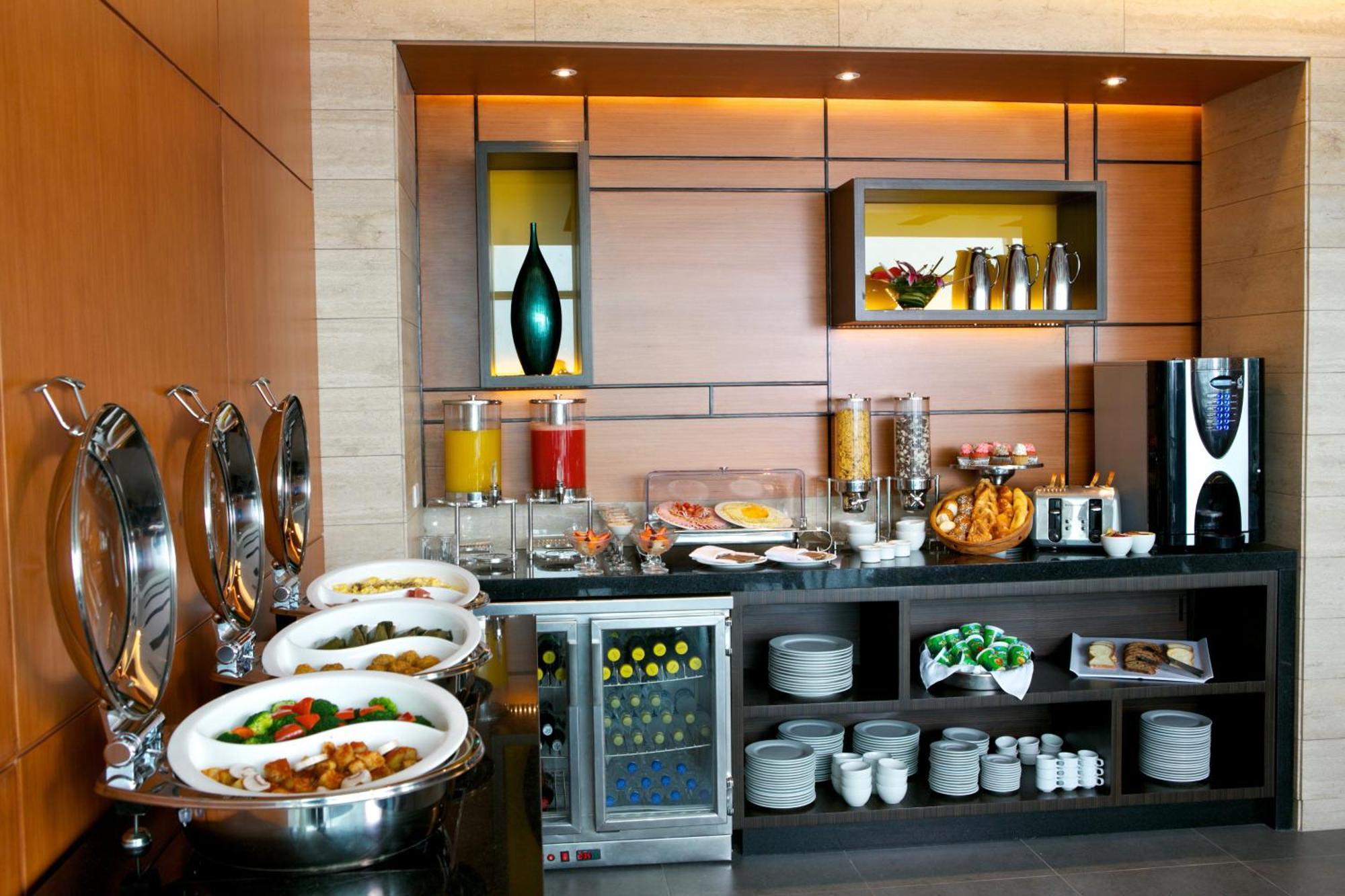Holiday Inn Guayaquil Airport By Ihg Экстерьер фото A buffet at a hotel