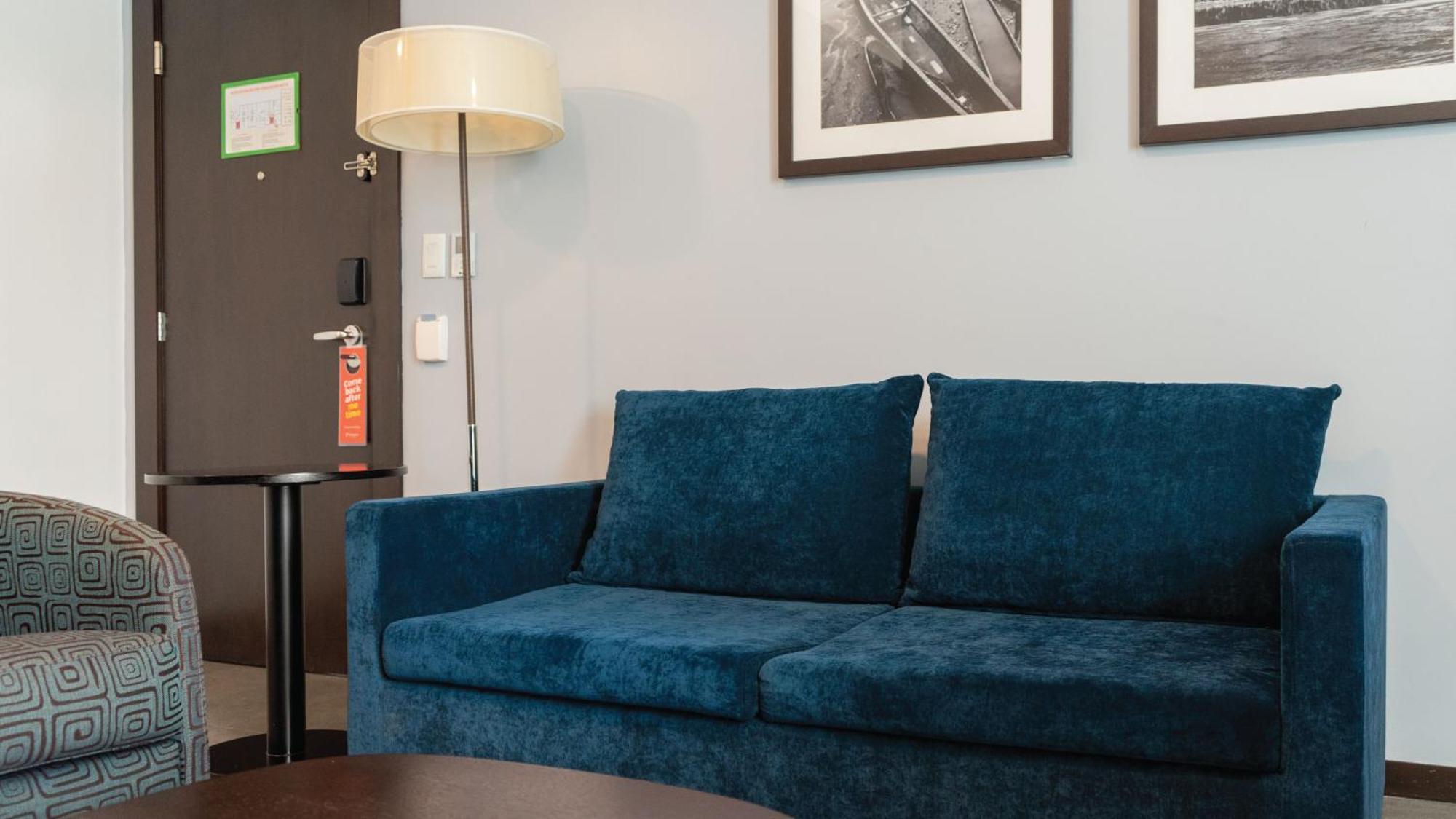 Holiday Inn Guayaquil Airport By Ihg Экстерьер фото A sofa