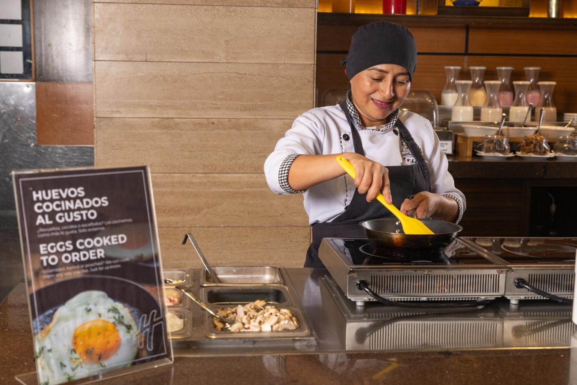 Holiday Inn Guayaquil Airport By Ihg Экстерьер фото A woman cooking eggs