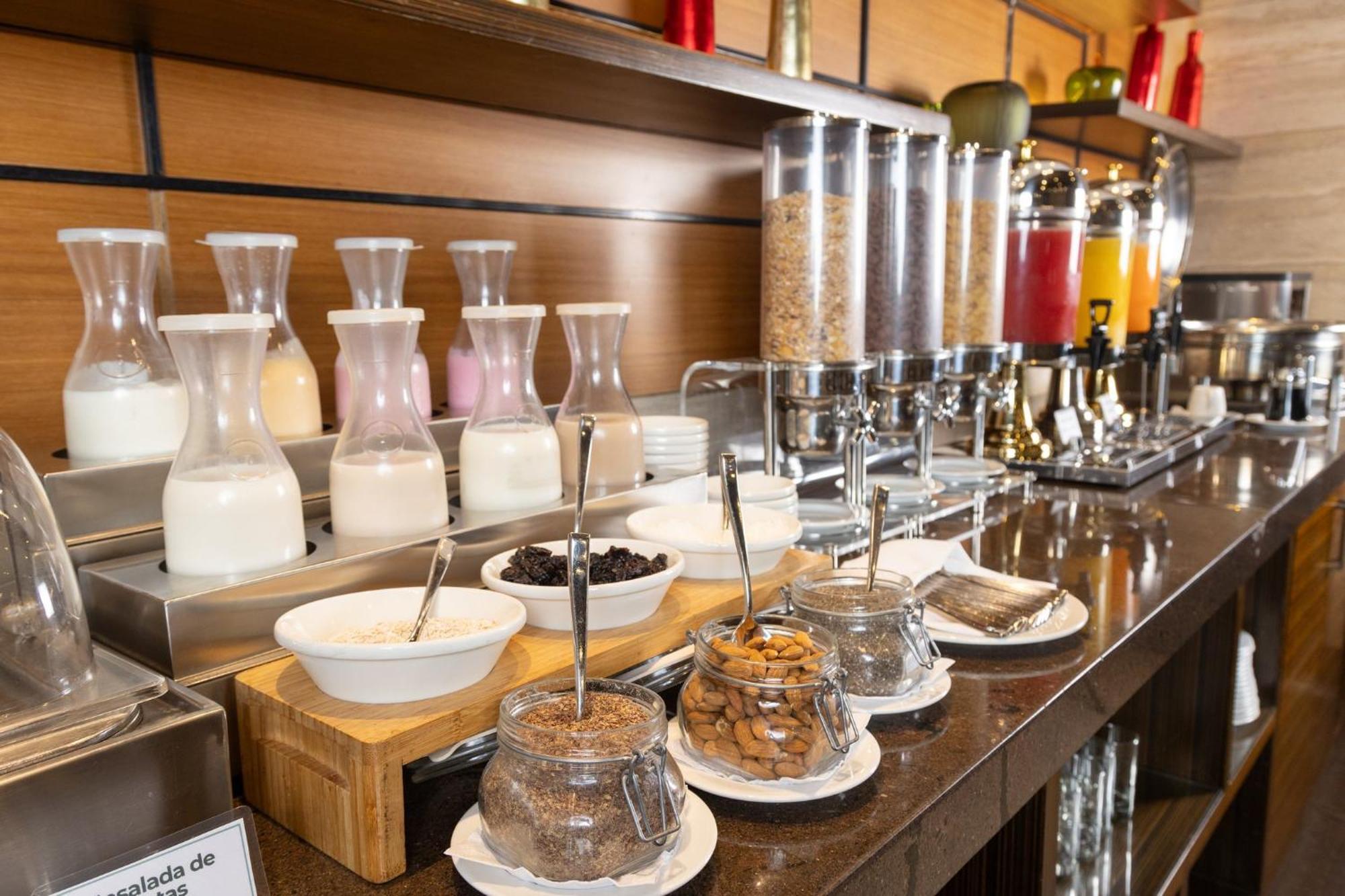 Holiday Inn Guayaquil Airport By Ihg Экстерьер фото A breakfast buffet