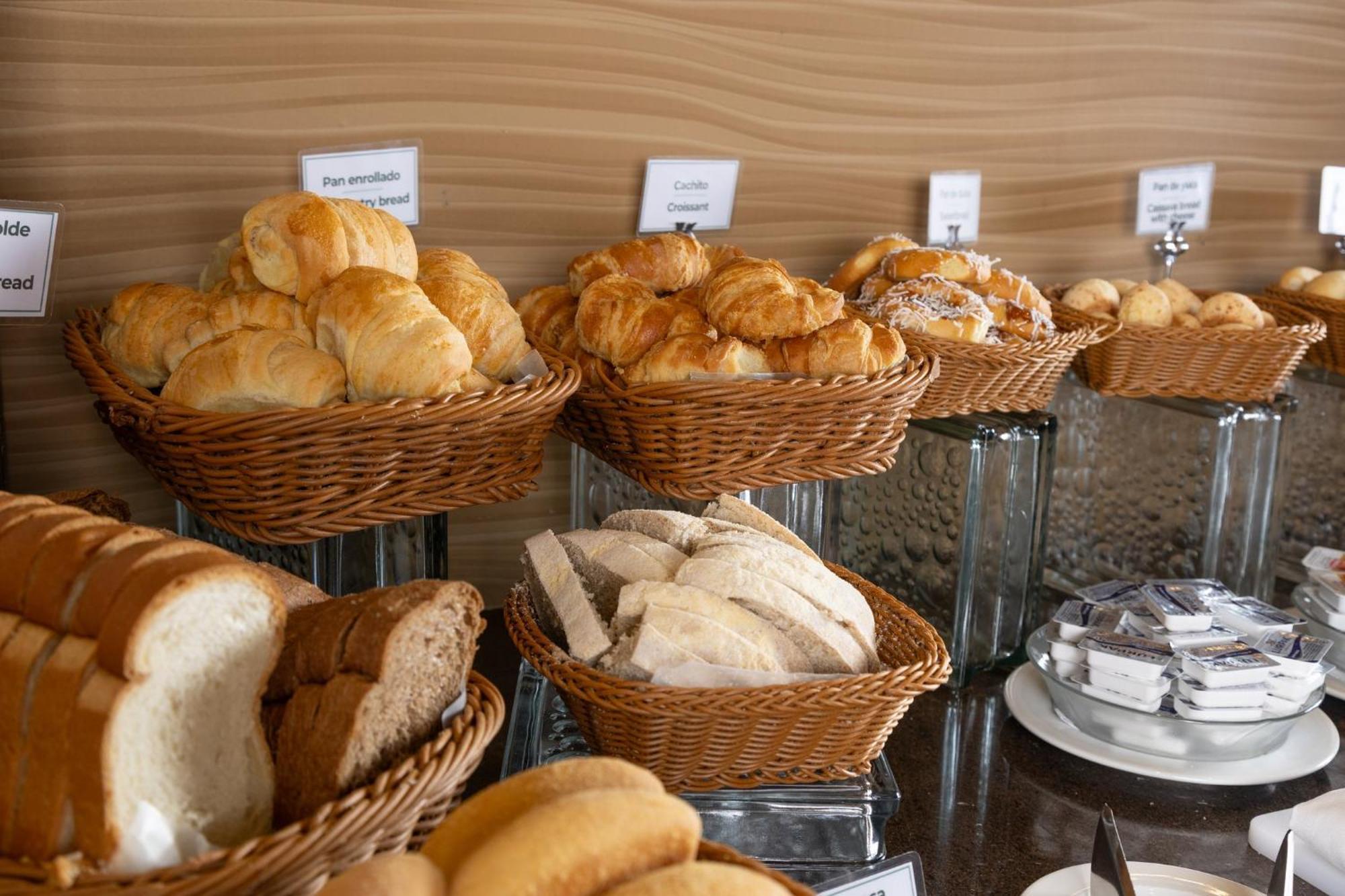 Holiday Inn Guayaquil Airport By Ihg Экстерьер фото Buns and pastries