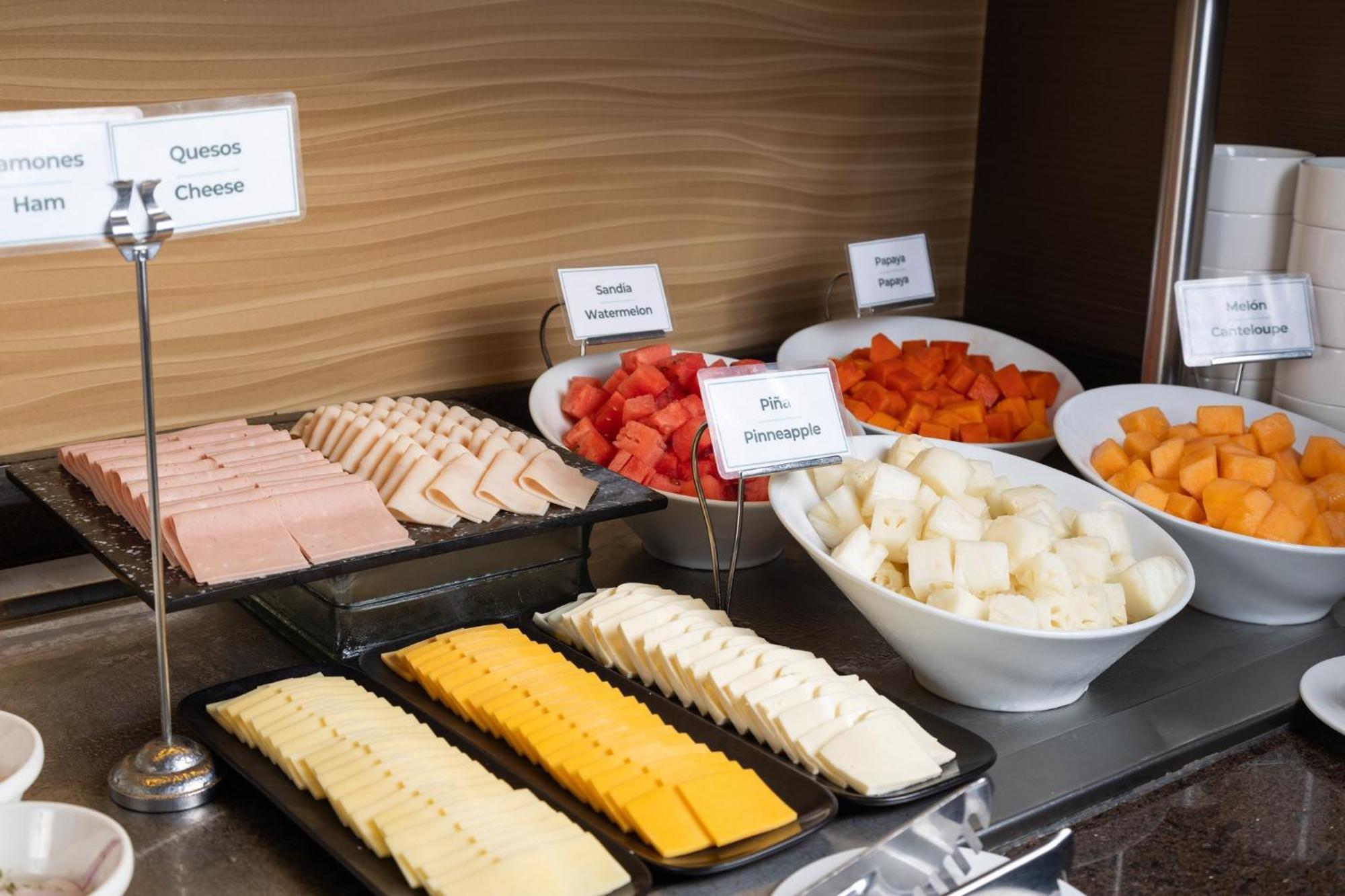 Holiday Inn Guayaquil Airport By Ihg Экстерьер фото A selection of cheese at a buffet