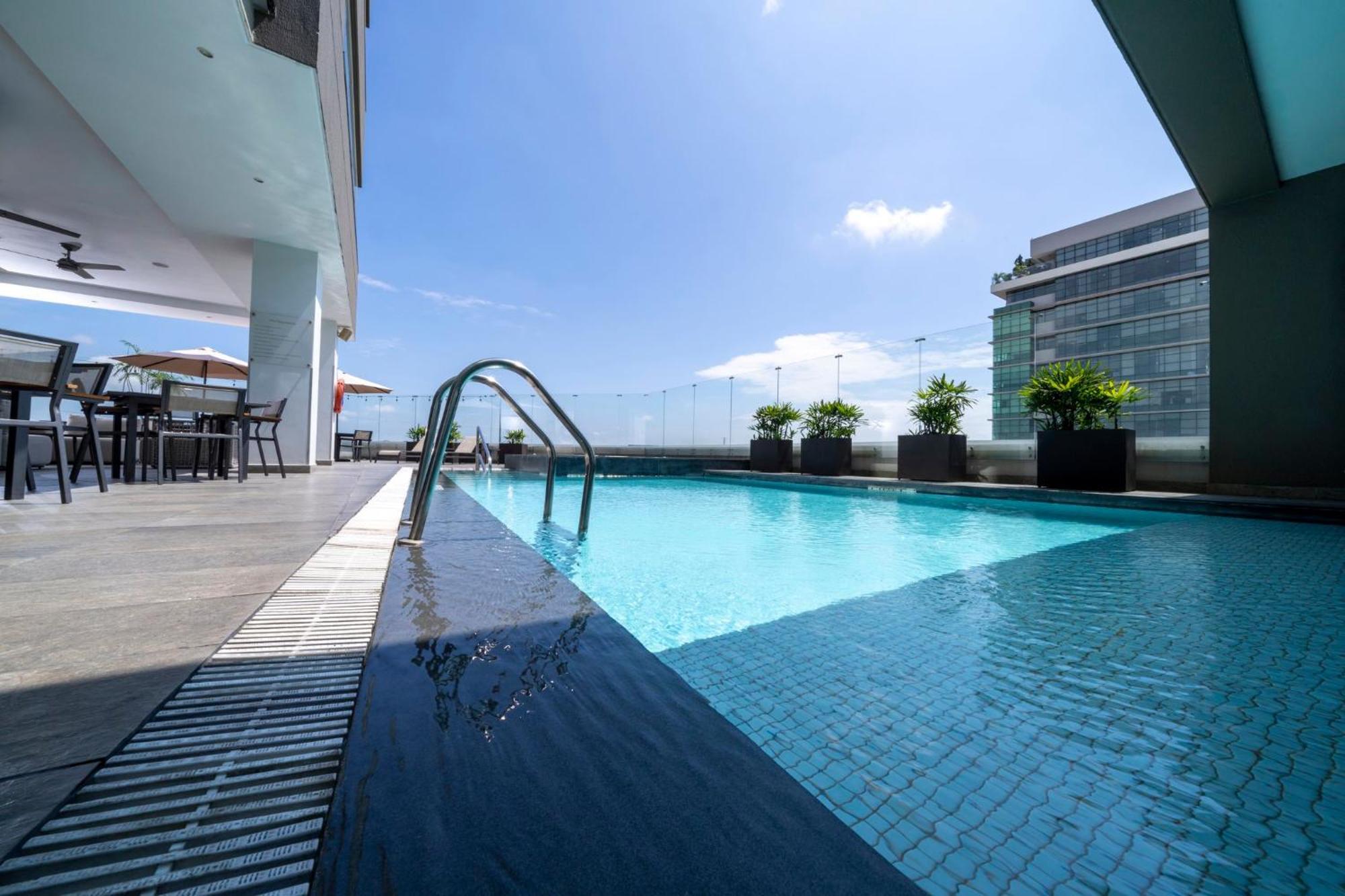 Holiday Inn Guayaquil Airport By Ihg Экстерьер фото The swimming pool at the 33rd floor of the hotel